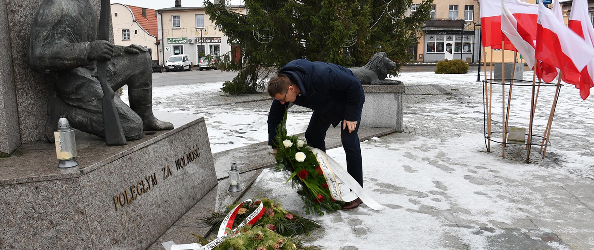 Zastępca Burmistrza Miasta i Gminy Margonin składający wieniec pod pomnikiem Poległym za Wolność