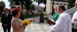 Starości dożynek oraz Ksiądz Proboszcz przed kościołem