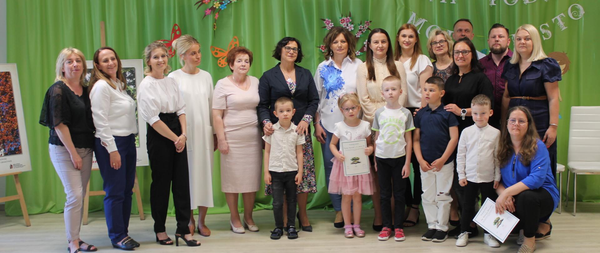 Dorośli i grupa dzieci 