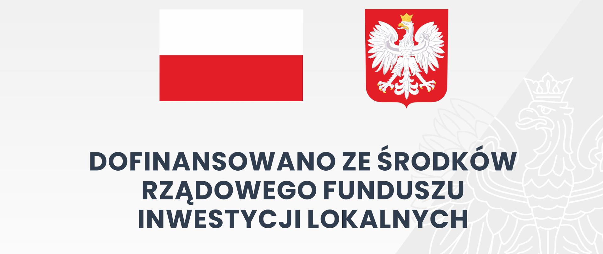 Tablica na szarym tle w centralnej części zawiera flagę i godło Polski. W tle z prawej strony znak wodny z orłem w koronie