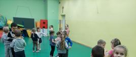 Zabawa taneczna przedszkolaków podczas obchodów Dnia Pluszowego Misja.