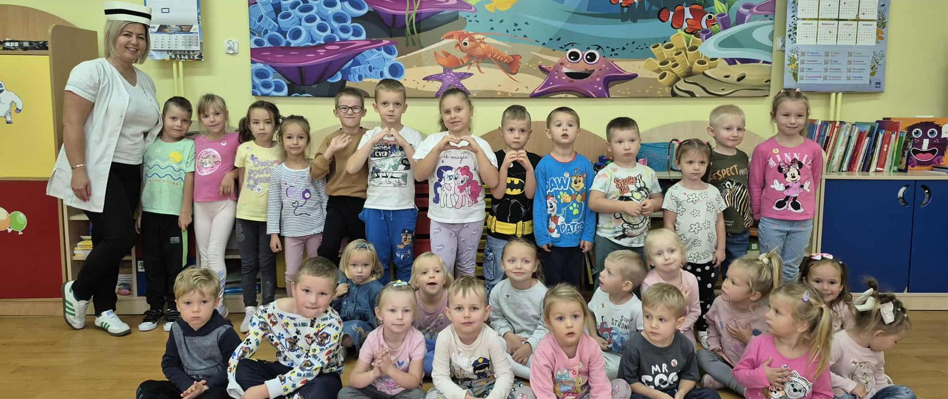Pamiątkowe zdjęcie przedszkolaków z panią pielęgniarką