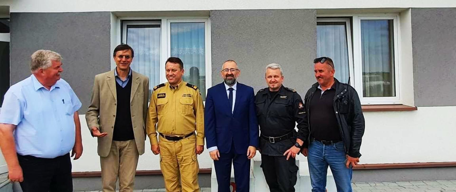 Zdjęcie przedstawia uczestników spotkania roboczego na przasnyskim lotnisku, w którym uczestniczyli: Starosta Przasnyski Krzysztof Bieńkowski oraz przedstawiciele Politechniki Warszawskiej - profesor Robert Głębocki, Państwowej Straży Pożarnej - nadbrygadier Jarosław Nowosielski i starszy brygadier Waldemar Białczak oraz Aeroklubu Północnego Mazowsza.
