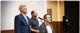Moment wręczenia nagród uczestnikom konkursu