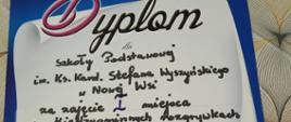 Dyplom za zajęcie I miejsca w Międzygminnych Rozgrywkach Piłki Siatkowej chłopców klas 7-8, u dołu dyplomu rysunek trzech medalistów stojących na podium