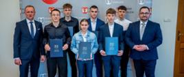 Zdjęcie grupowe ze stypendystami 