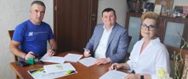 Prezes PUKS Jedynka Michał Woliński, Wicestarosta Michał Michaluk, Starosta Bożena Niedzielak podpisują umowę 