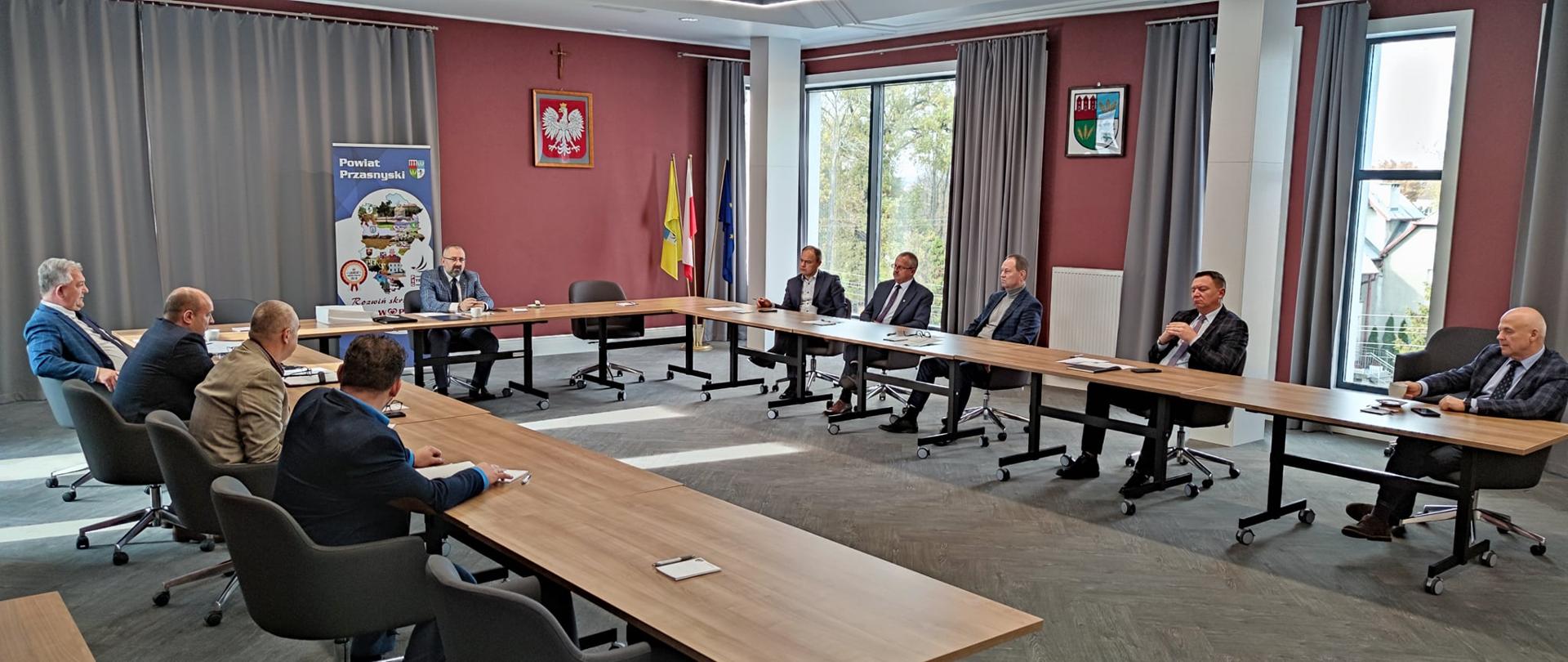 Zdjęcie wykonano 21 października 2021 roku na sali konferencyjnej Centrum Aktywizacji Biznesu w budynku Starostwa Powiatowego w Przasnyszu. Fotografia przedstawia Starostów powiatów Północnego Mazowsza przybyłych na Konwent Starostów do Przasnysza.