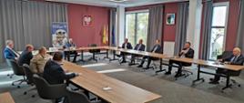 Zdjęcie wykonano 21 października 2021 roku na sali konferencyjnej Centrum Aktywizacji Biznesu w budynku Starostwa Powiatowego w Przasnyszu. Fotografia przedstawia Starostów powiatów Północnego Mazowsza przybyłych na Konwent Starostów do Przasnysza.