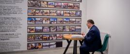 Mirosław Waląg Starosta Powiatu Gorlickiego składający wpis w pamiątkowej kronice szkoły