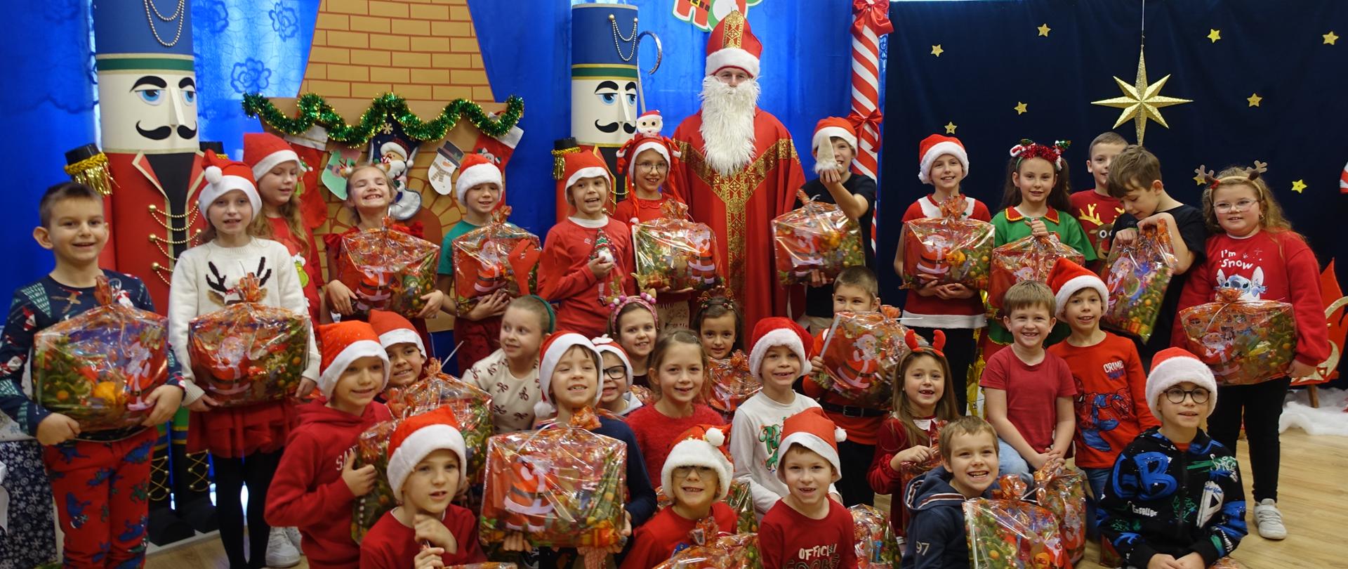 Pamiątkowe zdjęcie uczniów klas I-III z Mikołajem
