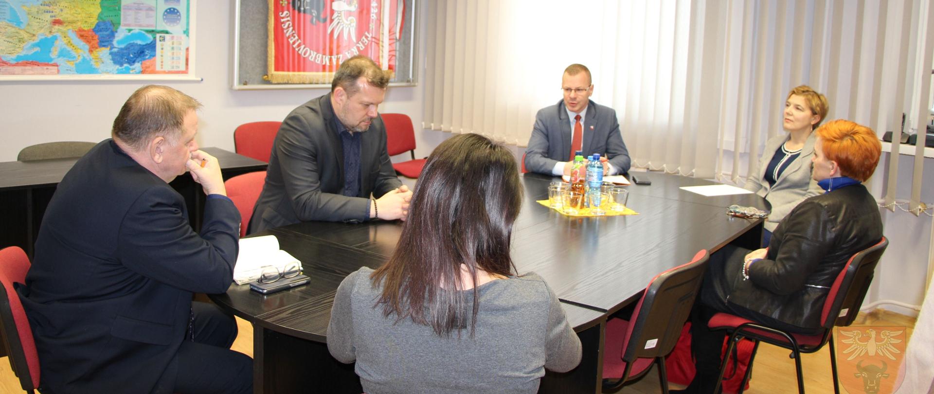 Na zdjęciu znajdują się Dyrektorzy Placówek Oświatowych Powiatu Zambrowskiego oraz Wicestarosta Zambrowski i pracownik Starostwa