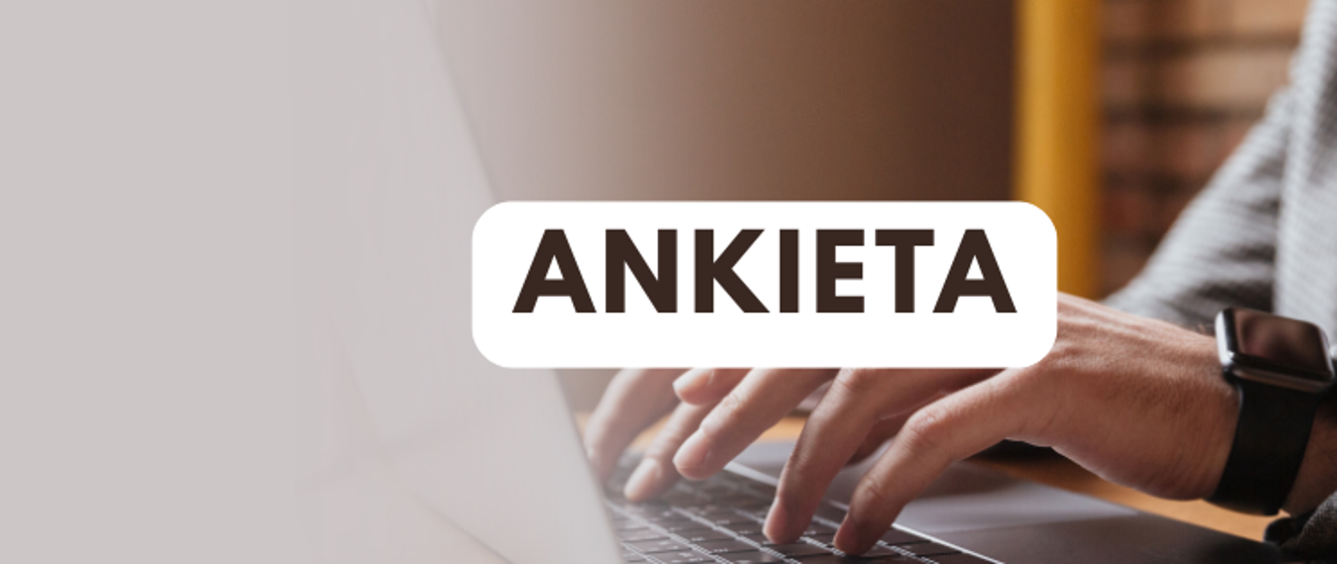 Grafika przedstawiająca dłoń piszącą na laptopie