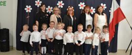 Dzieci biorące udział w wydarzeniu pozują do wspólnego zdjęcia
