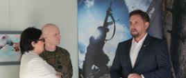 Wicewojewoda Paweł Krutul, Wicestarosta Justyna Jarmocik oraz Dowódca 1 POBT gen. bryg. Mieczysław Gurgielewicz podczas rozmowy