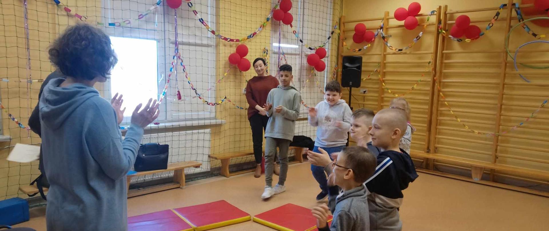 Podczas zajęć - dzieci otoczyły pedagog