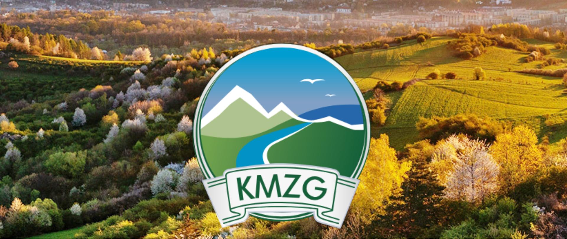 Panorama jesiennego krajobrazu, w centralnej części logo Koalicji Marek Ziem Górskich - zarys gór i rzeki.
