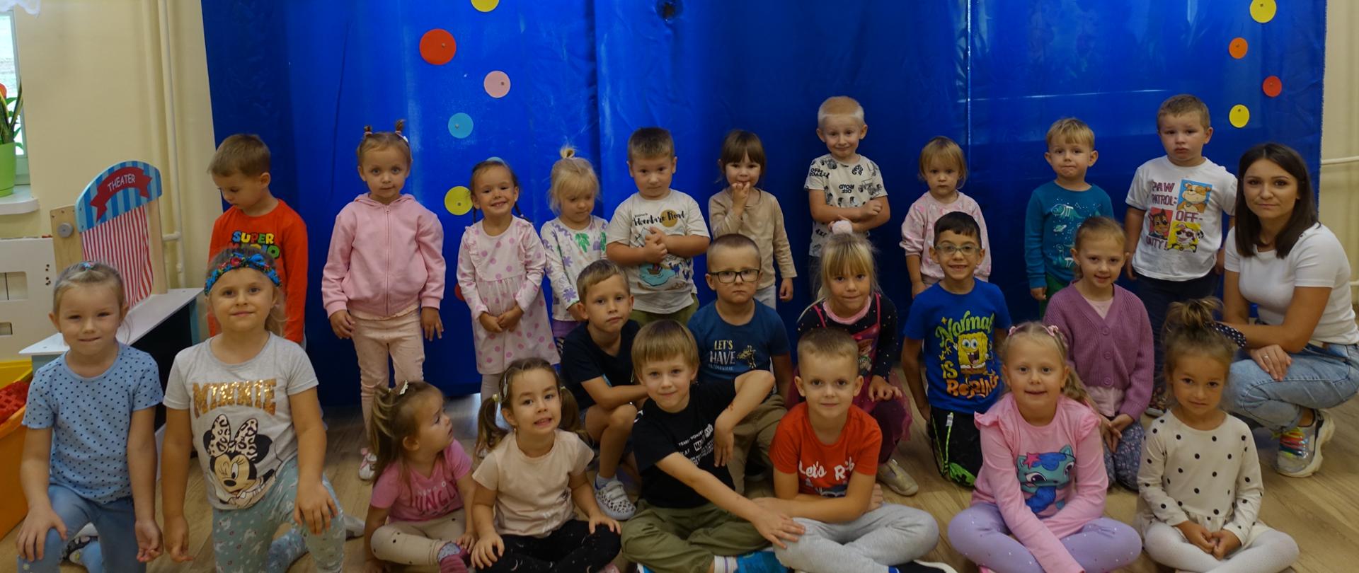 Pamiątkowe zdjęcie przedszkolaków i i pani nauczycielki
