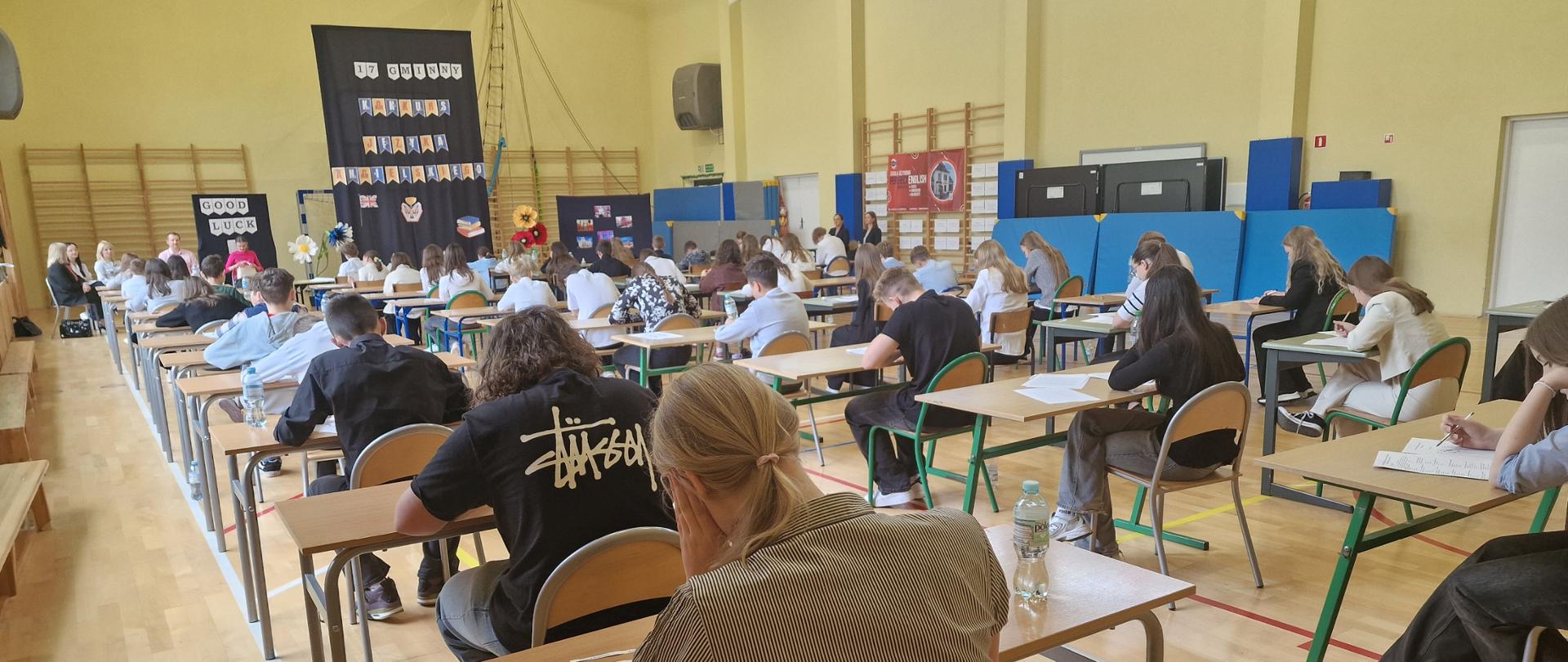 Uczniowie piszący konkurs