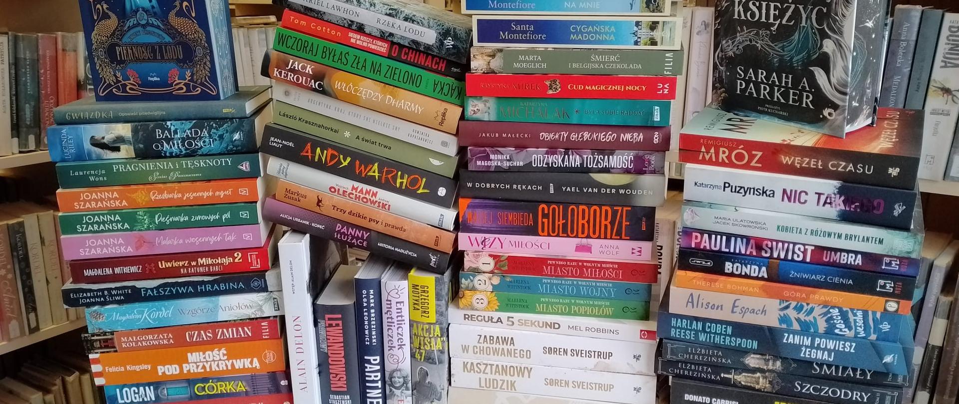 Zdjęcie przedstawia 67 nowości książkowych