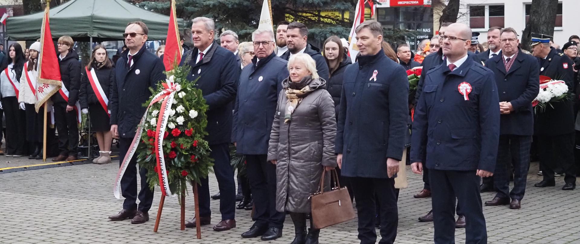 Przedstawiciele władz Powiatu Bielskiego składają wieniec pod pomnikiem Niepodległości Polski