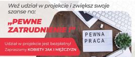 plakat w kolorach szarego i czerwonego na górze brązowe biurko z artykułami biurowymi 