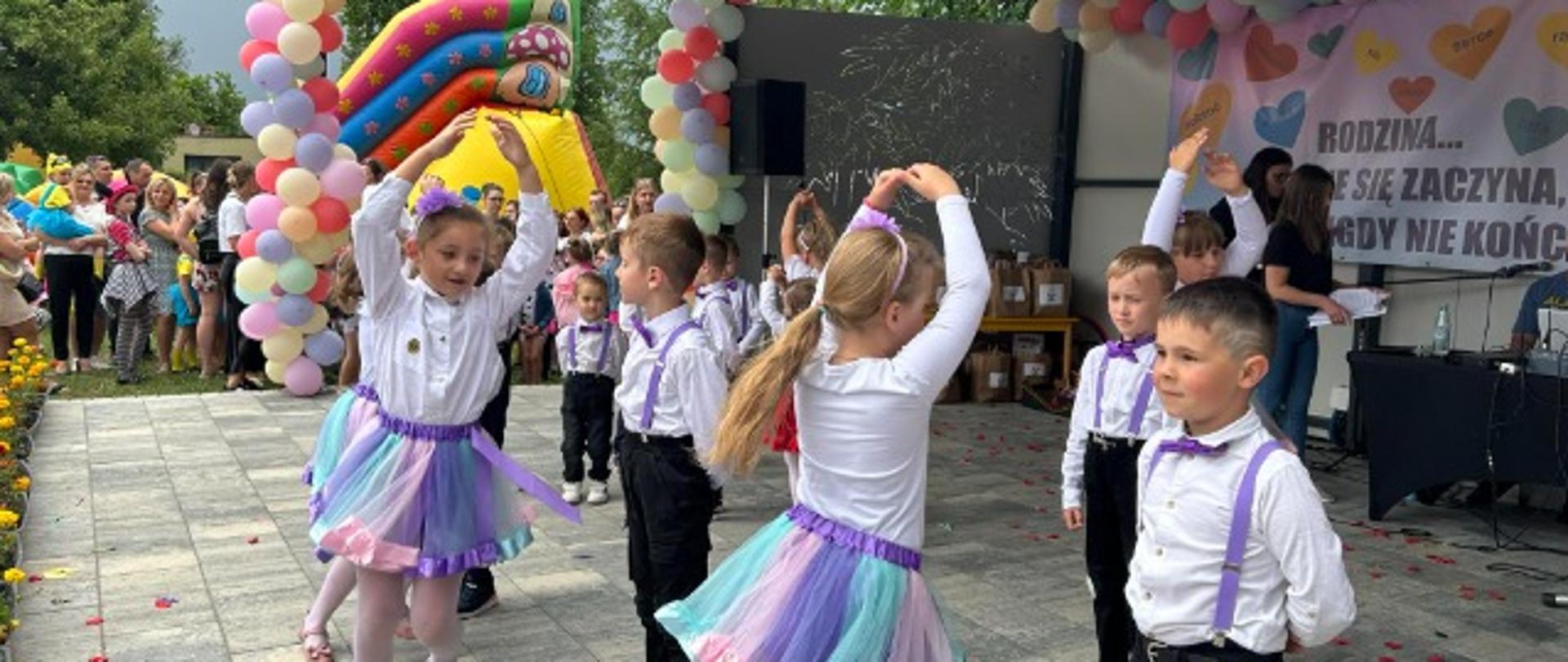 grupka dzieci tańczy na scenie
