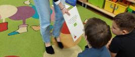 Dzieci rozmawiają z prowadzącą zajęcia