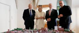 Przedstawiciele Powiatu Hajnowskiego i Średzkiego pozują przed makietą miasta
