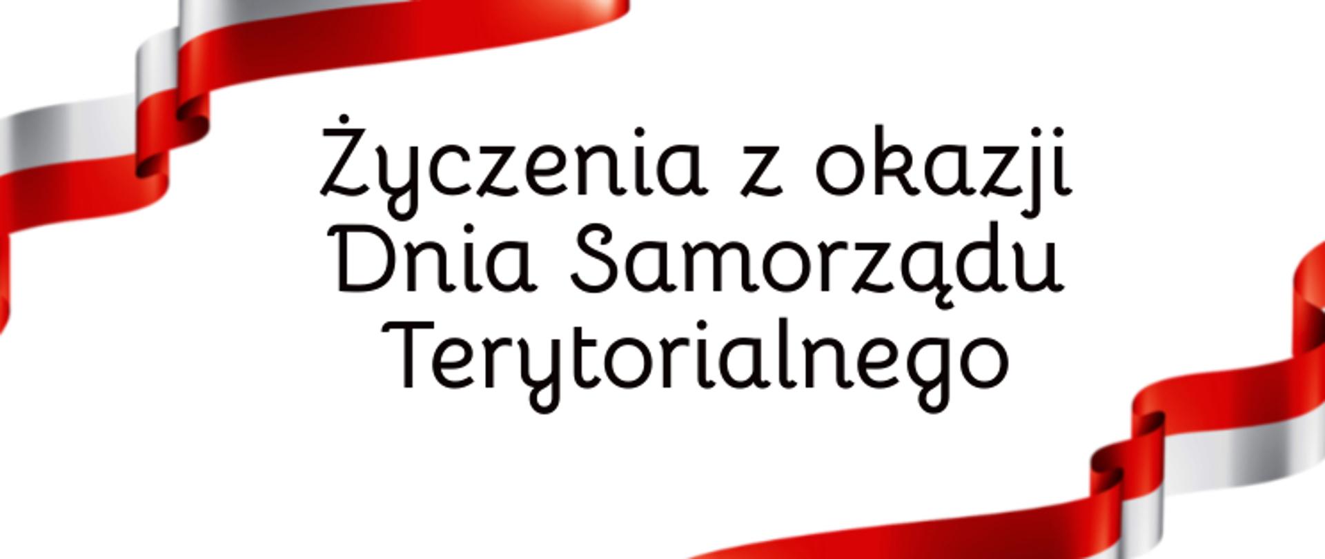 Grafika przedstawia na białym tle w lewym górnym rogu oraz prawym dolnym rogu wstęgę biało- czerwoną. Na środku widnieje napis: Życzenia z okazji Dnia Samorządu Terytorialnego.