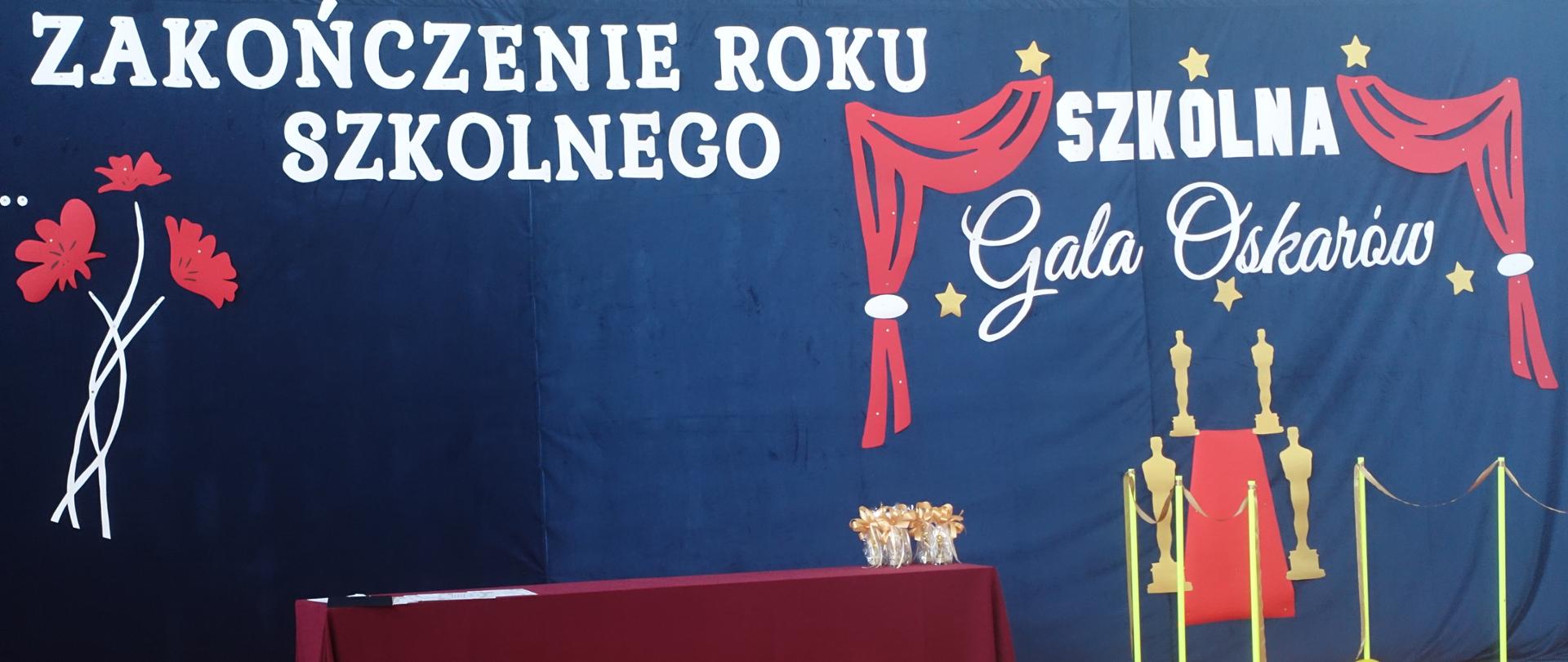 Dekoracja na sali gimnastycznej z okazji zakończenia roku szkolnego