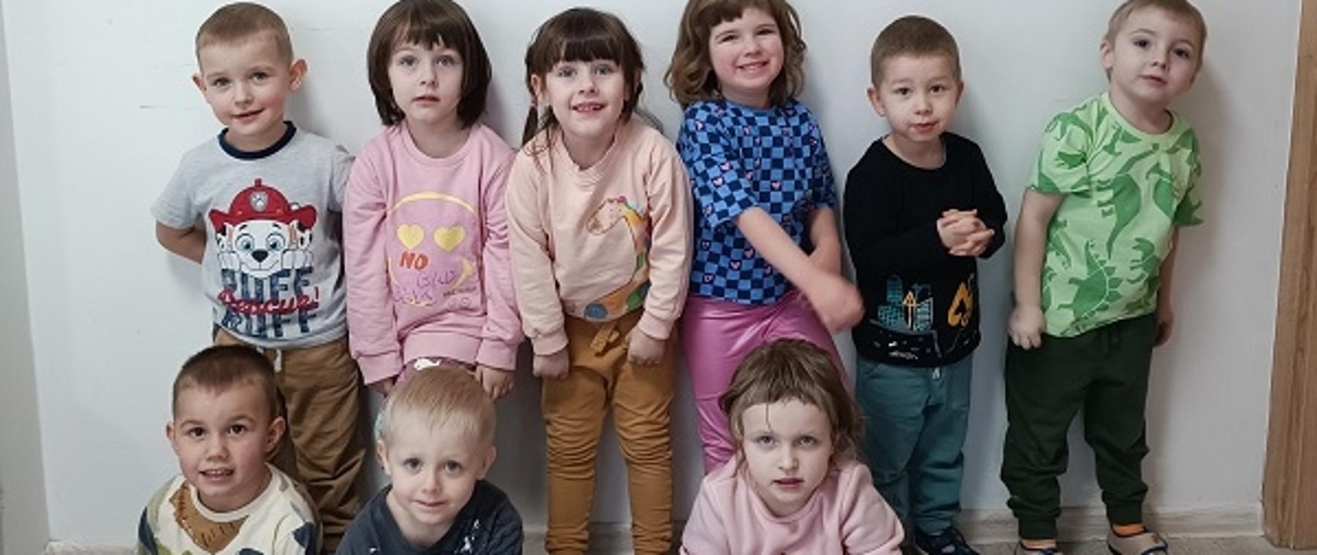 Dzieci pozują do grupowego zdjęcia