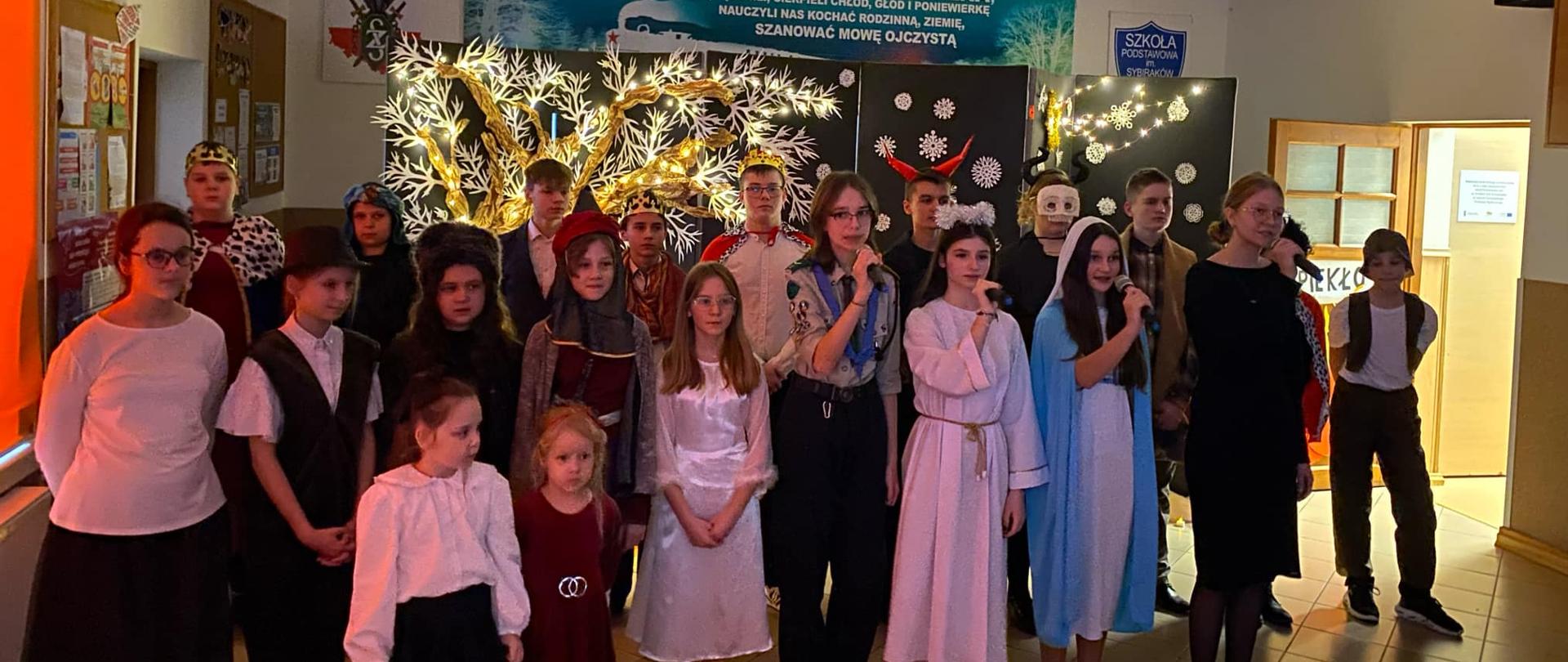 Na scenie znajdują się wszyscy aktorzy występujący w jasełkach. Wszyscy, wspólnie śpiewają kolędę.