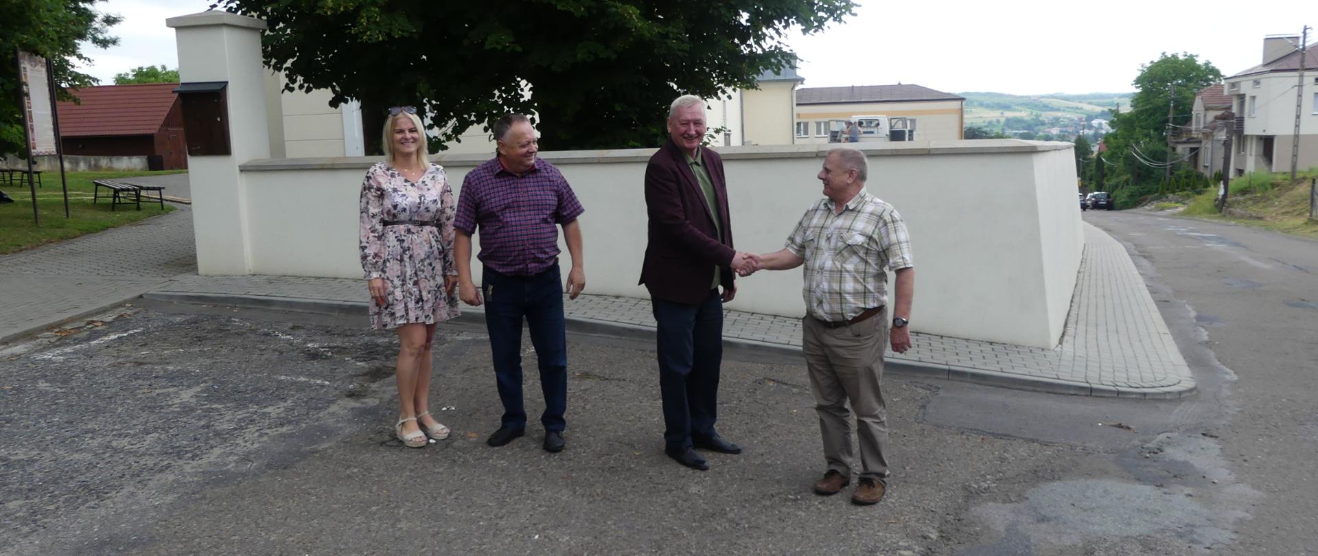 Będzie przebudowa nawierzchni i wymiana chodników na drodze powiatowej w Dębowcu