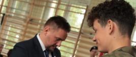 Moment wręczenia podziękowań laureatom