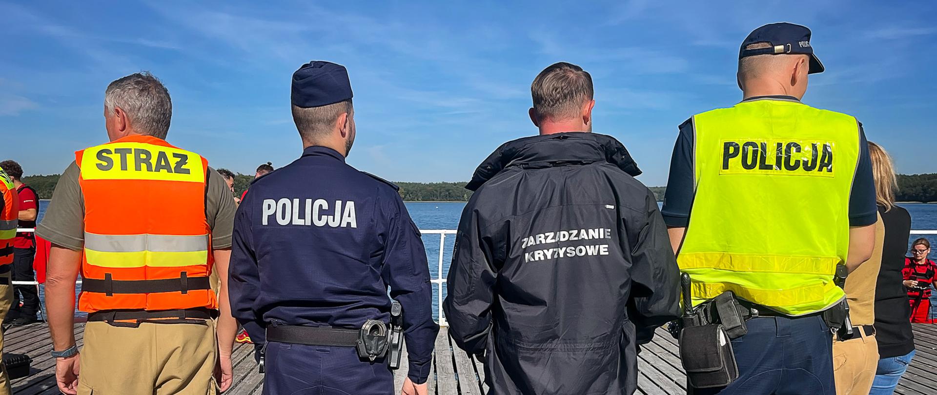 ludzie w mundurach na pomoście