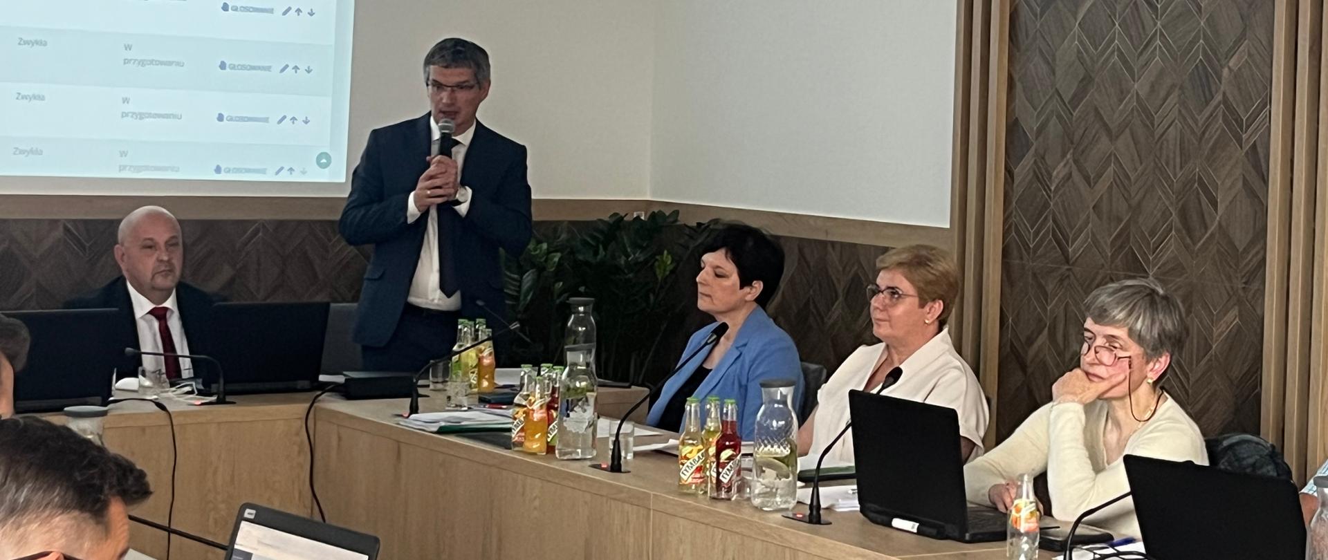 Rada Gminy Tymbark udzieliła Wójtowi Pawłowi Ptaszkowi wotum zaufania i absolutorium