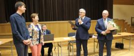 Damian Iwaniuk i Alina Plis odbierają podziękowania z rąk Starosty Hajnowskiego i Przewodniczącego Rady Powiatu