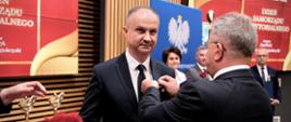Uznanie za lata pracy na rzecz Powiatu Ostrowieckiego – Mariusz Pasternak z prestiżowym odznaczeniem