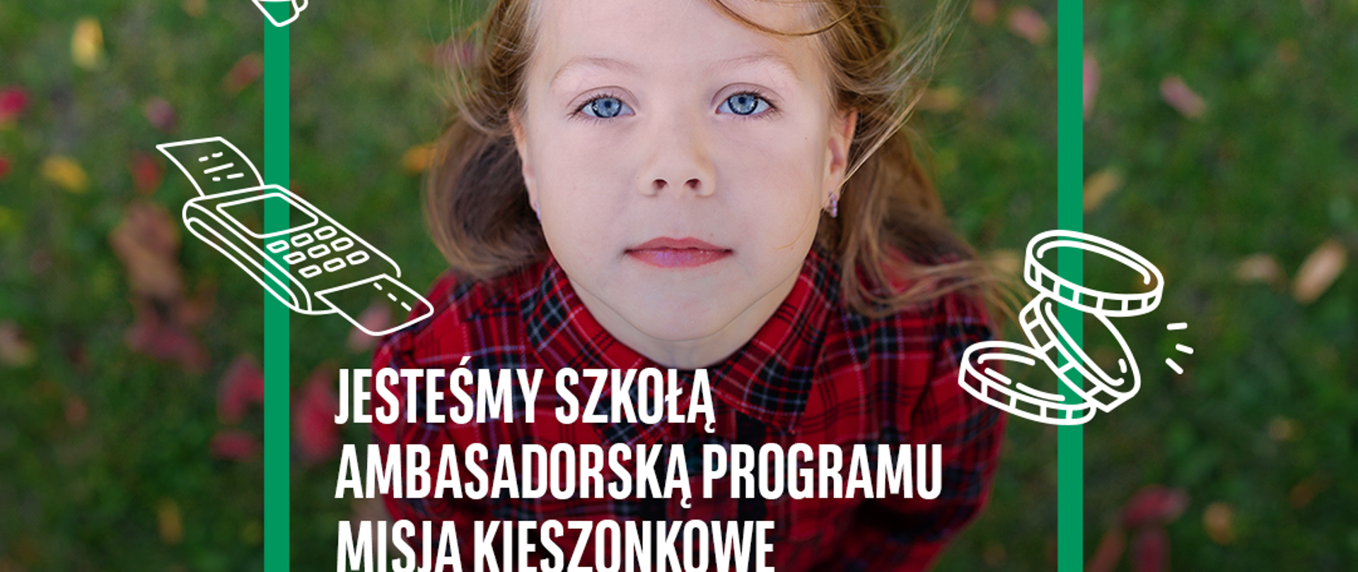 Twarz dziewczynki na tle zielonej trawy, nieco poniżej podpis jesteśmy szkołą ambasadorską programu misja kieszonkowe