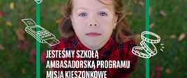 Twarz dziewczynki na tle zielonej trawy, nieco poniżej podpis jesteśmy szkołą ambasadorską programu misja kieszonkowe