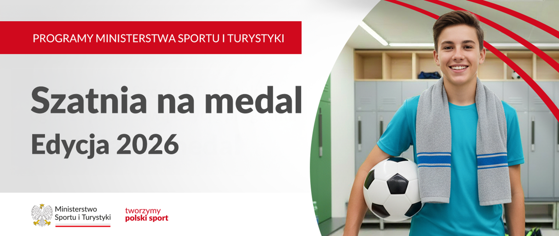 Uśmiechnięty nastoletni chłopiec w niebieskiej koszulce z ręcznikiem wokół szyi i piłką nożną pod pachą stoi w nowoczesnej szatni sportowej na tle szafek. Po lewej stronie grafiki znajduje się tekst promujący program Ministerstwa Sportu i Turystyki pod tytułem „Szatnia na medal - Edycja 2026”, obok logotypu Ministerstwa oraz hasła „tworzymy polski sport”.