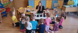 Dzieci w trakcie pracy przy zakładaniu ogrodu - przygotowanie sadzonek