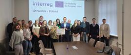 Członkowie delegacji pozują do zdjęcia z partnerami litewskimi