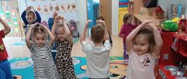 Przedszkolaki wykonują ćwiczenia