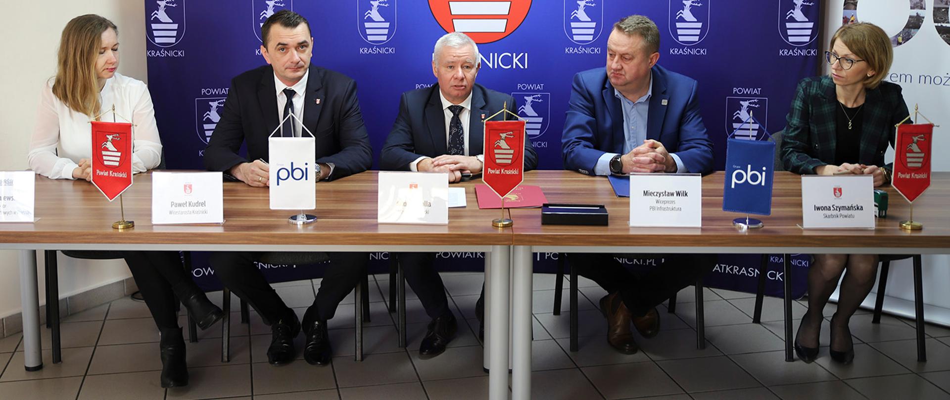 Na zdjęciu przedstawiciele samorządu powiatowego oraz wykonawcy