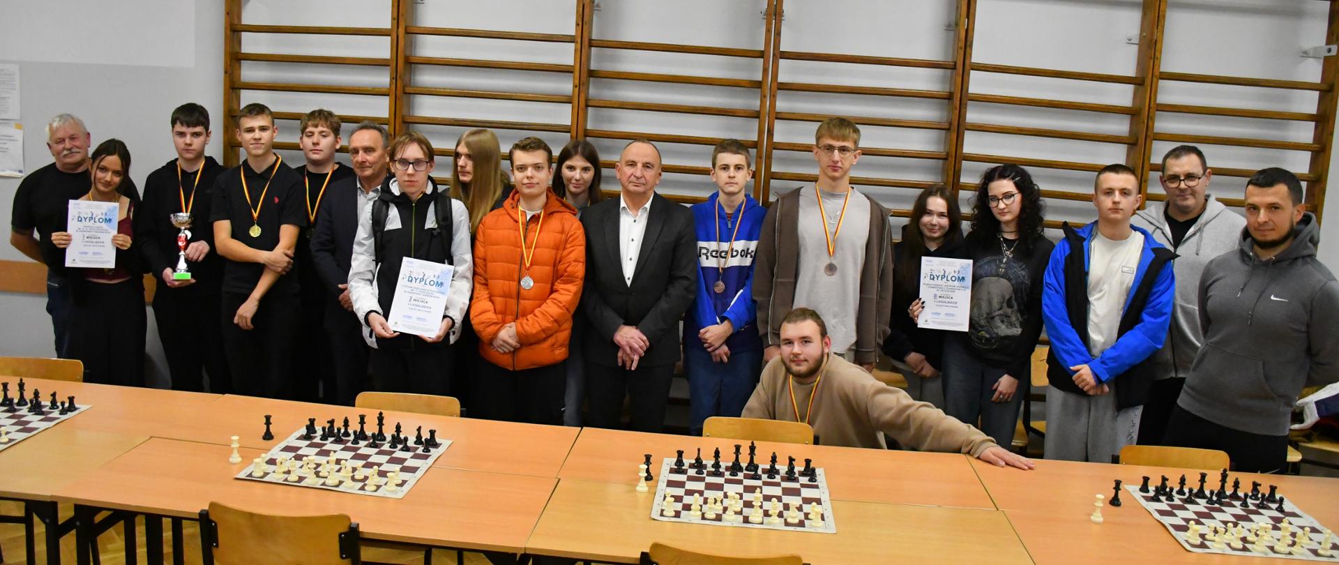 Uczniowie Powiatowej Licealiady w Szachach Drużynowych razem z Wicestarostą Dąbrowskim i nauczycielami wychowania fizycznego po wręczeniu pucharu, medali i dyplomów