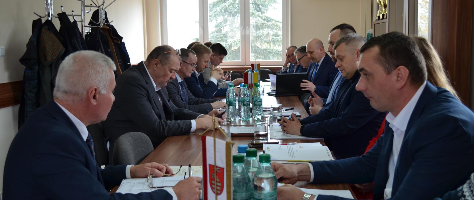 Spotkanie wójtów i burmistrzów z terenu powiatu kraśnickiego w sali konferencyjnej Starostwa Powiatowego w Kraśniku.