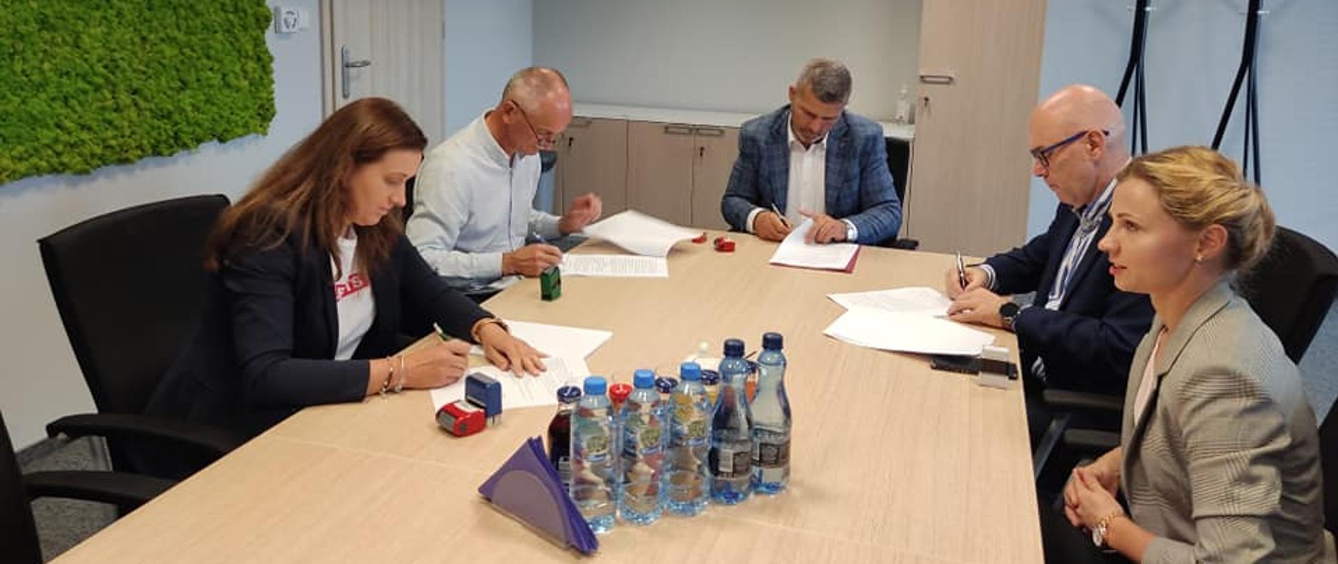 Podpisanie umowy w siedzibie Starostwa na budowę zadaszenia boiska piłkarskiego przy POSiZL w Miętnem
