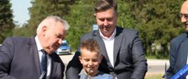 Przecięcie wstęgi - 11 letni Piotr ze starostą, wicestarostą i posłem Gwiazdowskim
